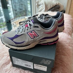 New Balance 2002R sneakers ONLY WORN ONCE